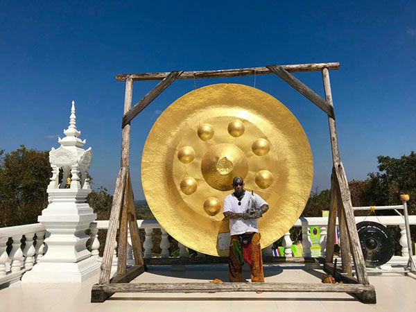 เผยคลิปฝรั่งสักลายใฝ่ธรรมะ ชวนเพื่อนเข้าวัด สอนกราบพระ-ตั้งนะโม