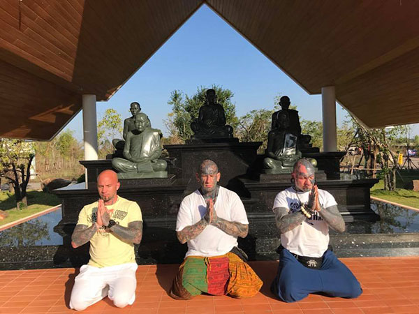 เผยคลิปฝรั่งสักลายใฝ่ธรรมะ ชวนเพื่อนเข้าวัด สอนกราบพระ-ตั้งนะโม