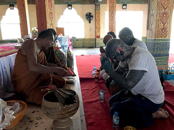 เผยคลิปฝรั่งสักลายใฝ่ธรรมะ ชวนเพื่อนเข้าวัด สอนกราบพระ-ตั้งนะโม