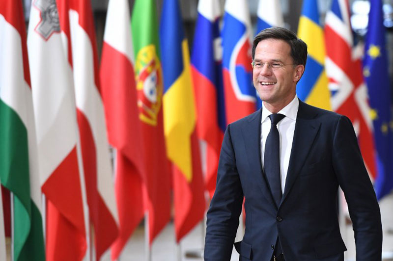 เมื่อนายกฯ เนเธอร์แลนด์ เผลอทำกาแฟหกในสภา