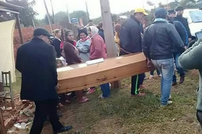 ครอบครัวช็อกตาค้าง ลูกชายที่คิดว่าถูกฆ่าตายไปแล้ว โผล่มางานศพตัวเอง