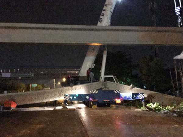 คานสะพานลอยร่วงขวางถนน ย่านรังสิต คลอง 6 