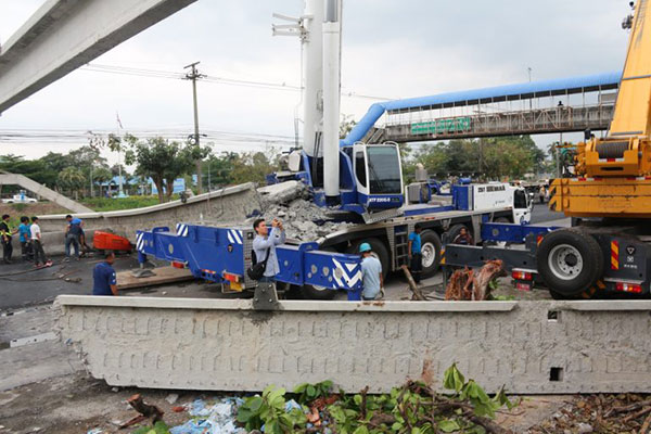 คานสะพานลอยร่วงขวางถนน ย่านรังสิต คลอง 6 