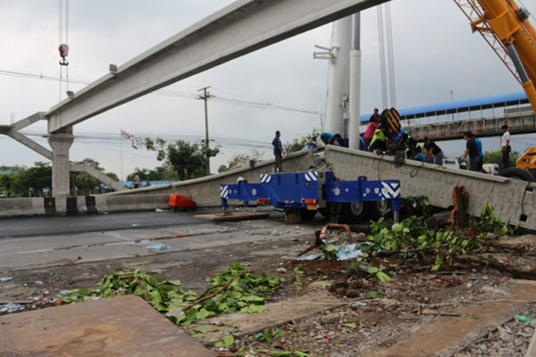 คานสะพานลอยร่วงขวางถนน ย่านรังสิต คลอง 6 