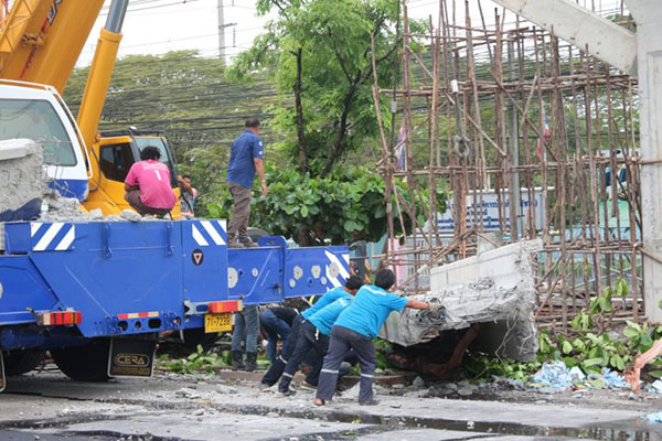 คานสะพานลอยร่วงขวางถนน ย่านรังสิต คลอง 6 