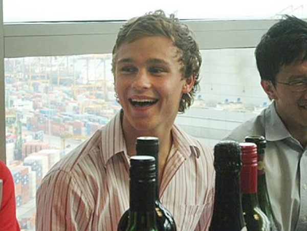 หนุ่มรักบี้อนาคตไกลฝันดับ ต้องพิการตลอดชีวิต หลังโดนเพื่อนท้าให้กินทาก