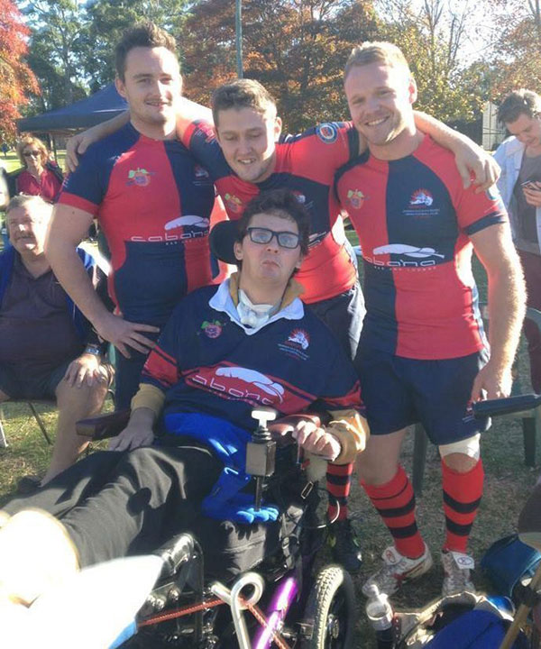 หนุ่มรักบี้อนาคตไกลฝันดับ ต้องพิการตลอดชีวิต หลังโดนเพื่อนท้าให้กินทาก