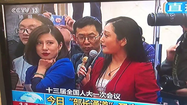 ภาพล้อเลียนนักข่าวสาว กลอกตาแรง หลังเจอคำถามเพื่อนร่วมงานแบบเพลียสุด ๆ