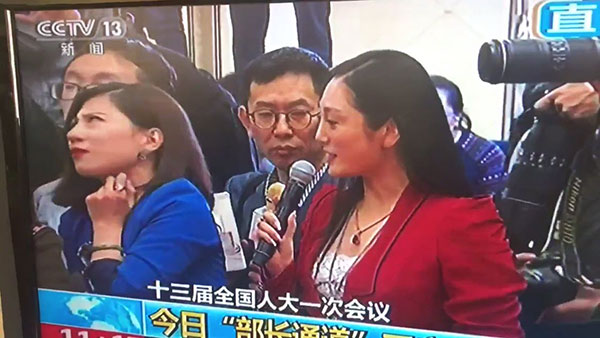 ภาพล้อเลียนนักข่าวสาว กลอกตาแรง หลังเจอคำถามเพื่อนร่วมงานแบบเพลียสุด ๆ