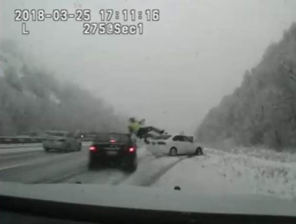 นาทีระทึก ตำรวจถูกรถชนตัวปลิว รอดตายปาฏิหาริย์ ลั่นอย่ากล่าวโทษคนขับ 