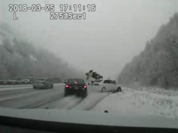 นาทีระทึก ตำรวจถูกรถชนตัวปลิว รอดตายปาฏิหาริย์ ลั่นอย่ากล่าวโทษคนขับ 