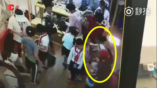 มนุษย์แม่นิสัยเสีย พาลูกตัวเองแซงคิว แต่โดนเด็กห้าม เลยผลักกระเด็น-เตะซ้ำ