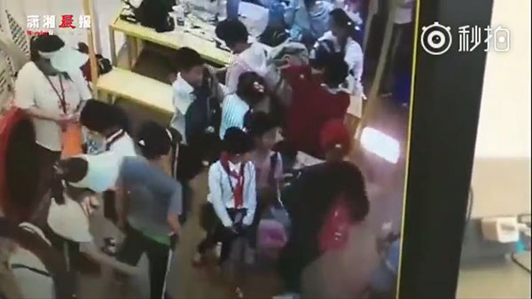 มนุษย์แม่นิสัยเสีย พาลูกตัวเองแซงคิว แต่โดนเด็กห้าม เลยผลักกระเด็น-เตะซ้ำ