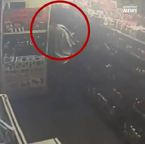 แก๊งโจ๋ควงไม้เบสบอล-สปาต้า บุกปล้นครีมเซเว่น รุมกระทืบพนักงาน