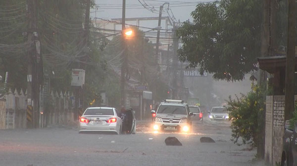 น้ำท่วมพิษณุโลก หลังฝนถล่มหนัก ถนนหลายสายในตัวเมือง น้ำสูงครึ่งเมตร