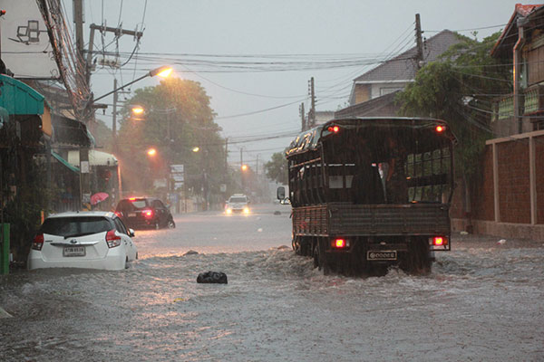 น้ำท่วมพิษณุโลก หลังฝนถล่มหนัก ถนนหลายสายในตัวเมือง น้ำสูงครึ่งเมตร