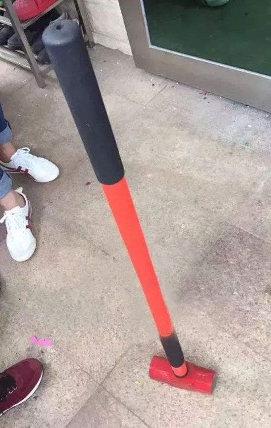 เล่นแรงไปไหม แก๊งเพื่อนคว้าค้อนทุบประตู-บุกบ้านเจ้าสาว ดุเดือดถึงขั้นได้เลือด 