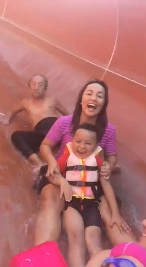 คุณตาเล่นสไลเดอร์กับลูกหลาน แต่ดันออกตัวคนสุดท้ายเลยเป็นแบบนี้