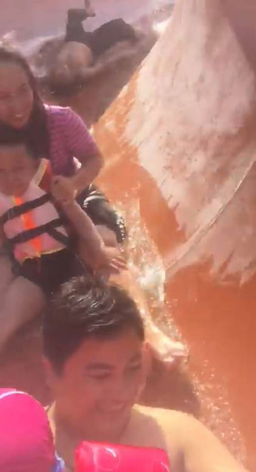 คุณตาเล่นสไลเดอร์กับลูกหลาน แต่ดันออกตัวคนสุดท้ายเลยเป็นแบบนี้