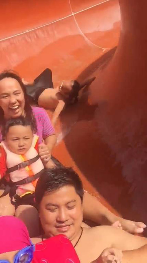 คุณตาเล่นสไลเดอร์กับลูกหลาน แต่ดันออกตัวคนสุดท้ายเลยเป็นแบบนี้