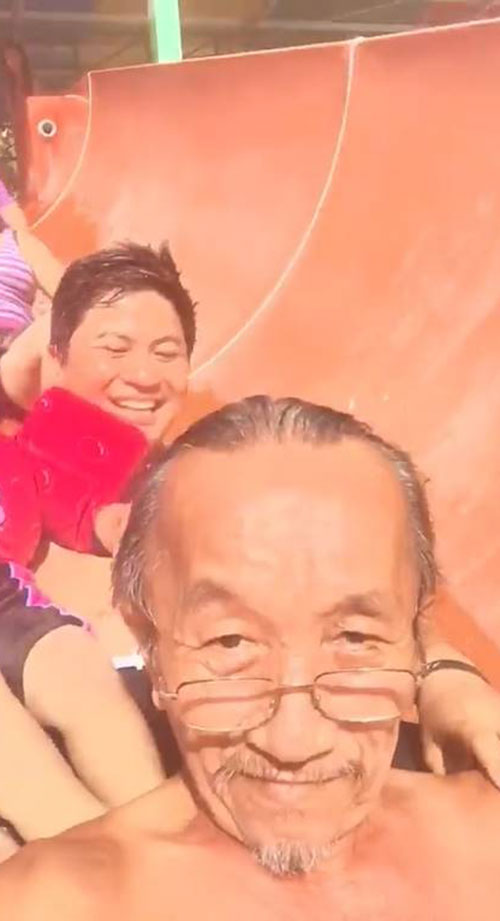 คุณตาเล่นสไลเดอร์กับลูกหลาน แต่ดันออกตัวคนสุดท้ายเลยเป็นแบบนี้