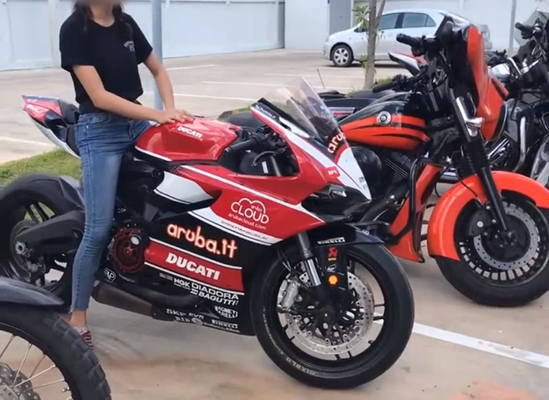 วิจารณ์สนั่น ! สาววัย 15 ขี่บิ๊กไบค์ออกทริป บิดเกือบ 200 - ขี่ไป รร. ทุกวัน