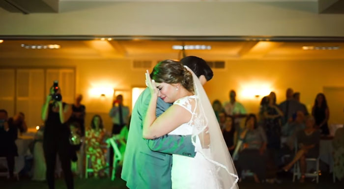 แก๊งพี่ชายทำเซอร์ไพรส์เรียกน้ำตา พาพ่อผู้ล่วงลับ มาอยู่ในงานแต่งน้องสาวอีกครั้ง