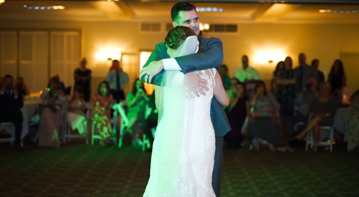 แก๊งพี่ชายทำเซอร์ไพรส์เรียกน้ำตา พาพ่อผู้ล่วงลับ มาอยู่ในงานแต่งน้องสาวอีกครั้ง