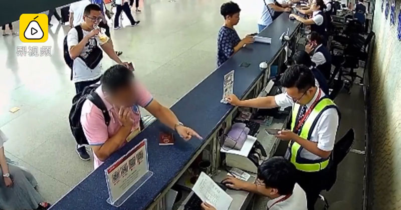 ไม่รอดคุก กล้องจับชัด ชายหัวร้อนใช้ iPhone ตบหน้า จนท. ยัวะถูกเลื่อนไฟลต์บิน 