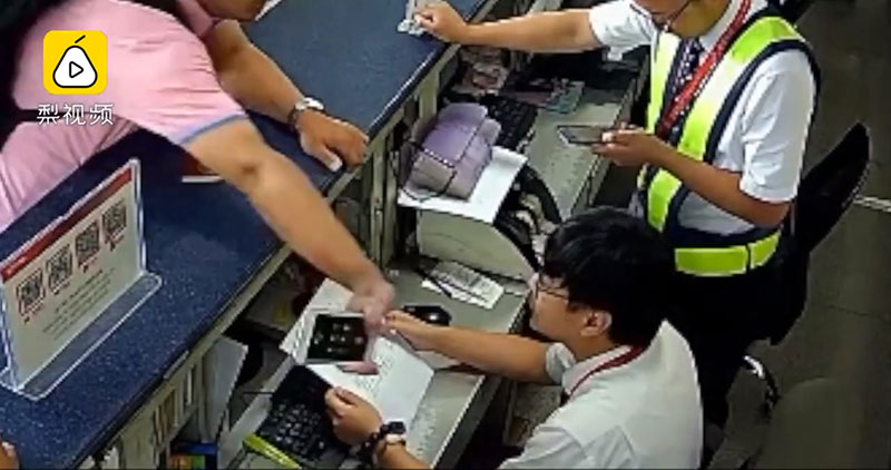 ไม่รอดคุก กล้องจับชัด ชายหัวร้อนใช้ iPhone ตบหน้า จนท. ยัวะถูกเลื่อนไฟลต์บิน 