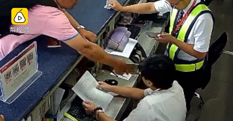 ไม่รอดคุก กล้องจับชัด ชายหัวร้อนใช้ iPhone ตบหน้า จนท. ยัวะถูกเลื่อนไฟลต์บิน 