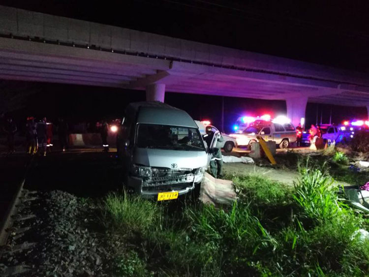 รถไฟเฉี่ยวชนรถตู้ ดับ 6 ศพ สาเหตุเจ้าหน้าที่การรถไฟชุ่ย ละเลยหน้าที่ 