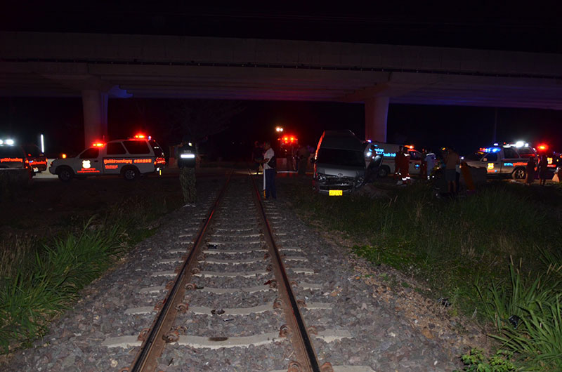 รถไฟเฉี่ยวชนรถตู้ ดับ 6 ศพ สาเหตุเจ้าหน้าที่การรถไฟชุ่ย ละเลยหน้าที่ 