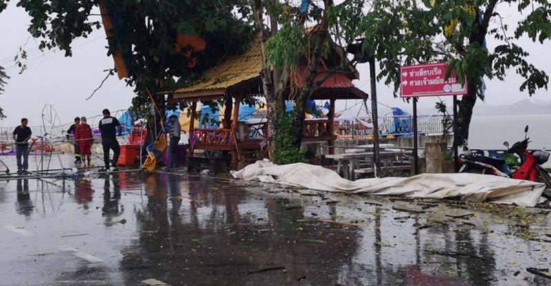 พายุฤดูร้อน ถล่มงานสงกรานต์นครพนม ลมกระโชก หอบเต๊นท์ 10 หลัง ปลิวว่อน