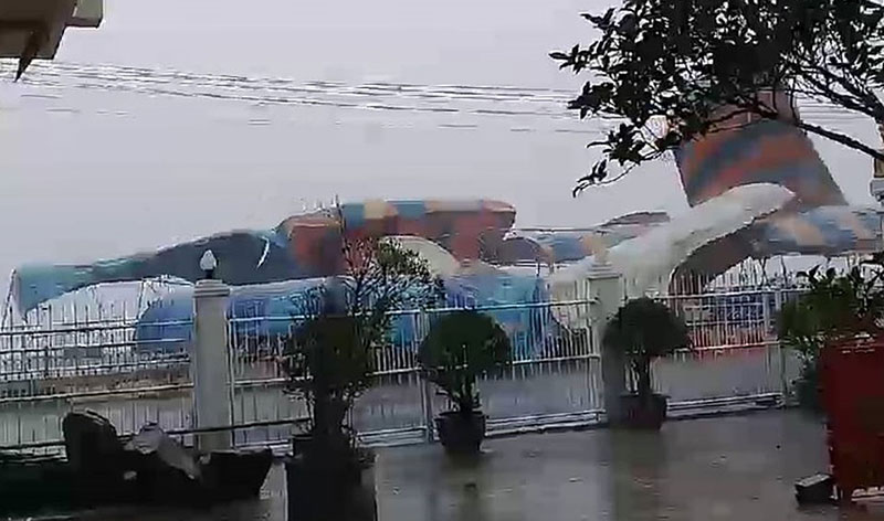 พายุฤดูร้อน ถล่มงานสงกรานต์นครพนม ลมกระโชก หอบเต๊นท์ 10 หลัง ปลิวว่อน