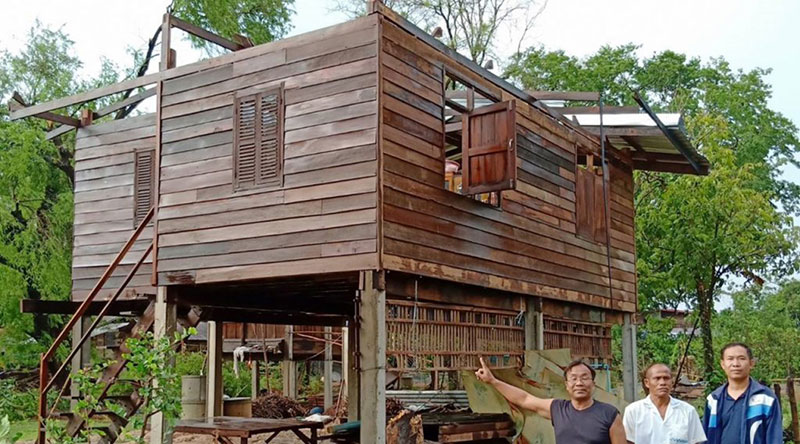 พายุฤดูร้อน ถล่มงานสงกรานต์นครพนม ลมกระโชก หอบเต๊นท์ 10 หลัง ปลิวว่อน