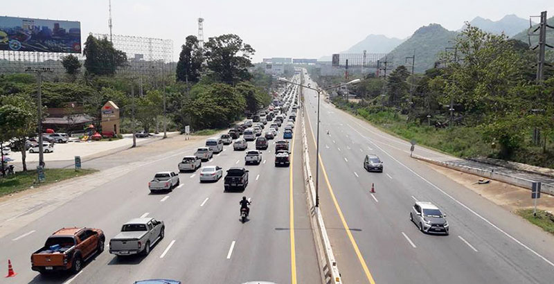 เช้านี้ (13 เม.ย.) ถนนมิตรภาพ คล่องตัวมากขึ้น คนแห่กลับบ้านช่วงสงกรานต์ 