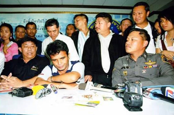 อัศวิน ขวัญเมือง 