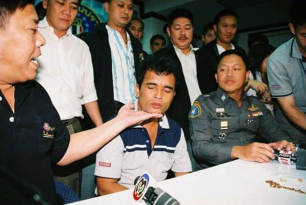 อัศวิน ขวัญเมือง 