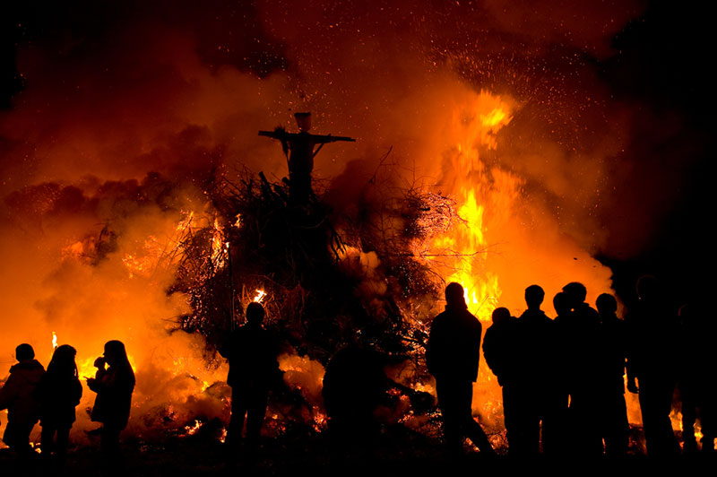 สุดสยอง... ผู้หญิงถูกรุมข่มขืน ทรมาน-เผาทั้งเป็น ในการล่าแม่มดยุคใหม่ ที่ปาปัวนิกินี 