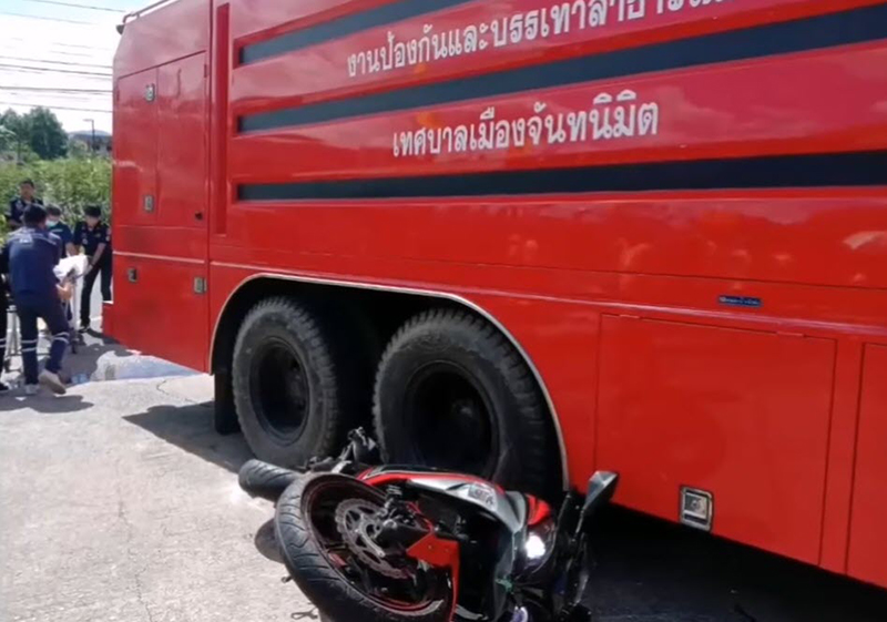 นาทีหนุ่ม 17 ขี่บิ๊กไบค์แซงรถดับเพลิงไม่พ้น เสียหลักล้ม โดนทับร่างดับสลด