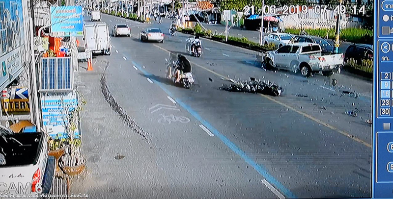 กระบะออกใหม่ไม่ถึงชั่วโมง ขับสวนเลนชนบิ๊กไบค์ ทำ 2 นร. เจ็บสาหัส 