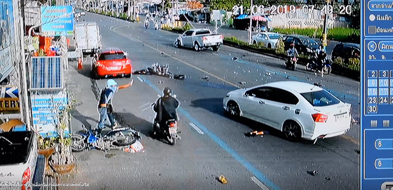 กระบะออกใหม่ไม่ถึงชั่วโมง ขับสวนเลนชนบิ๊กไบค์ ทำ 2 นร. เจ็บสาหัส 