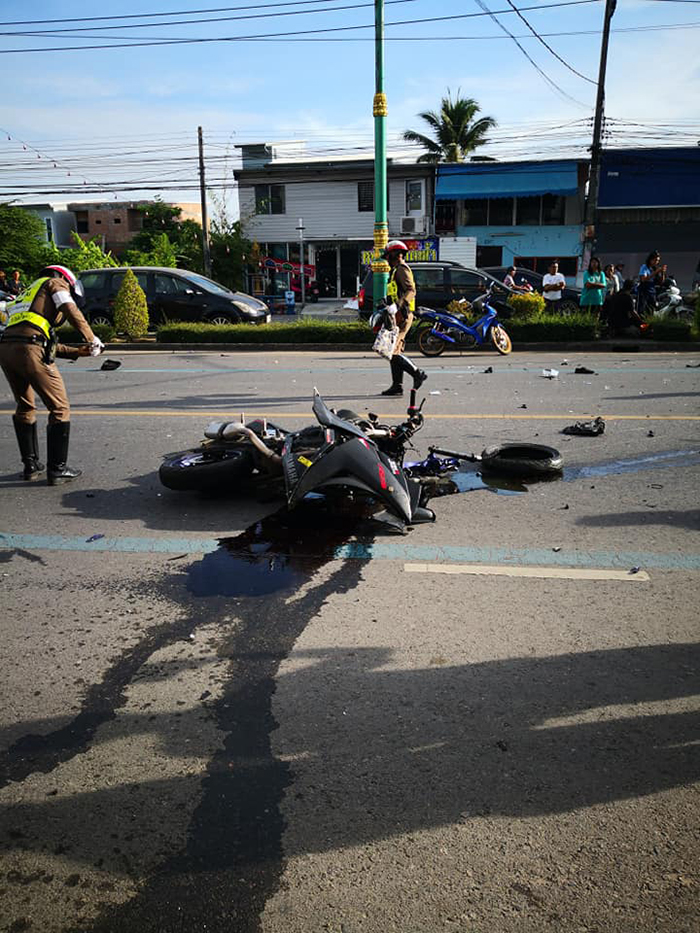 กระบะออกใหม่ไม่ถึงชั่วโมง ขับสวนเลนชนบิ๊กไบค์ ทำ 2 นร. เจ็บสาหัส 