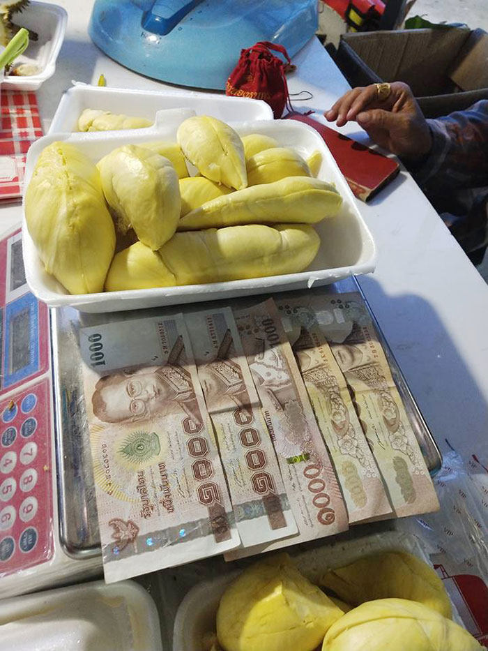 แฉร้านทุเรียนดัง กินได้ 4 โลเอาไปเลย 5,000 แต่แอบคิดเงินแฝง ลูกค้าเซ็ง