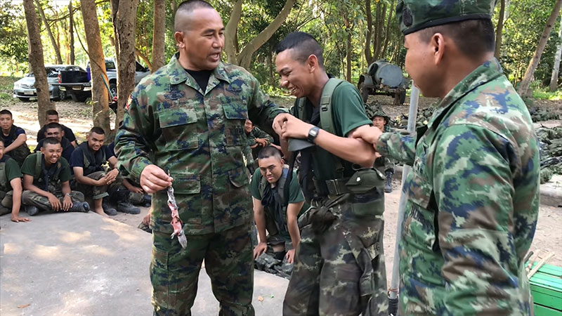 ครูฝึกทหาร สอนวิธีกินตุ๊กแก