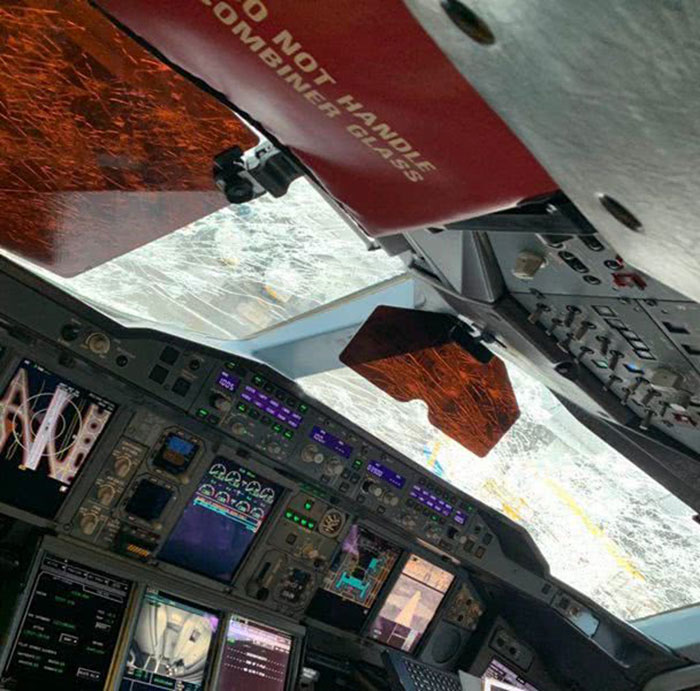 เที่ยวบินระทึก ฝ่าพายุลูกเห็บ กระแทกจนกระจกเครื่องบินร้าวเกือบทั้งบาน