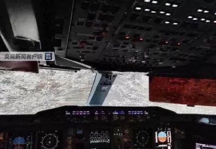 เที่ยวบินระทึก ฝ่าพายุลูกเห็บ กระแทกจนกระจกเครื่องบินร้าวเกือบทั้งบาน