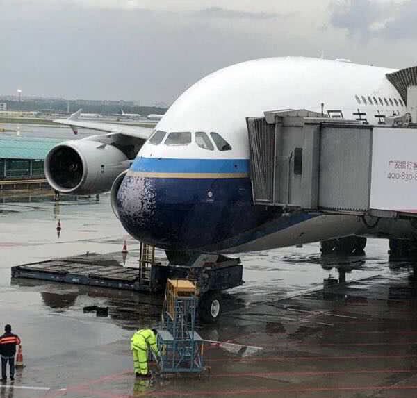 เที่ยวบินระทึก ฝ่าพายุลูกเห็บ กระแทกจนกระจกเครื่องบินร้าวเกือบทั้งบาน