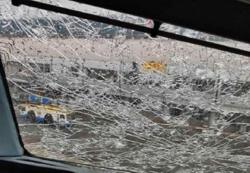 เที่ยวบินระทึก ฝ่าพายุลูกเห็บ กระแทกจนกระจกเครื่องบินร้าวเกือบทั้งบาน